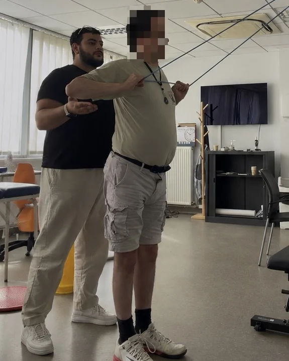 Zackaria Daoud accompagnant une personne lors d'une séance individuelle d'Activité Physique Adaptée.