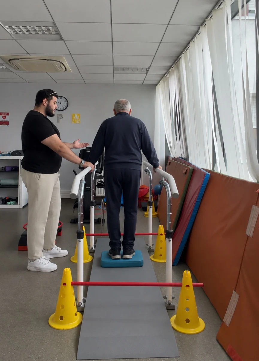Zackaria Daoud accompagnant une personne lors d'une séance d'Activité Physique Adaptée.